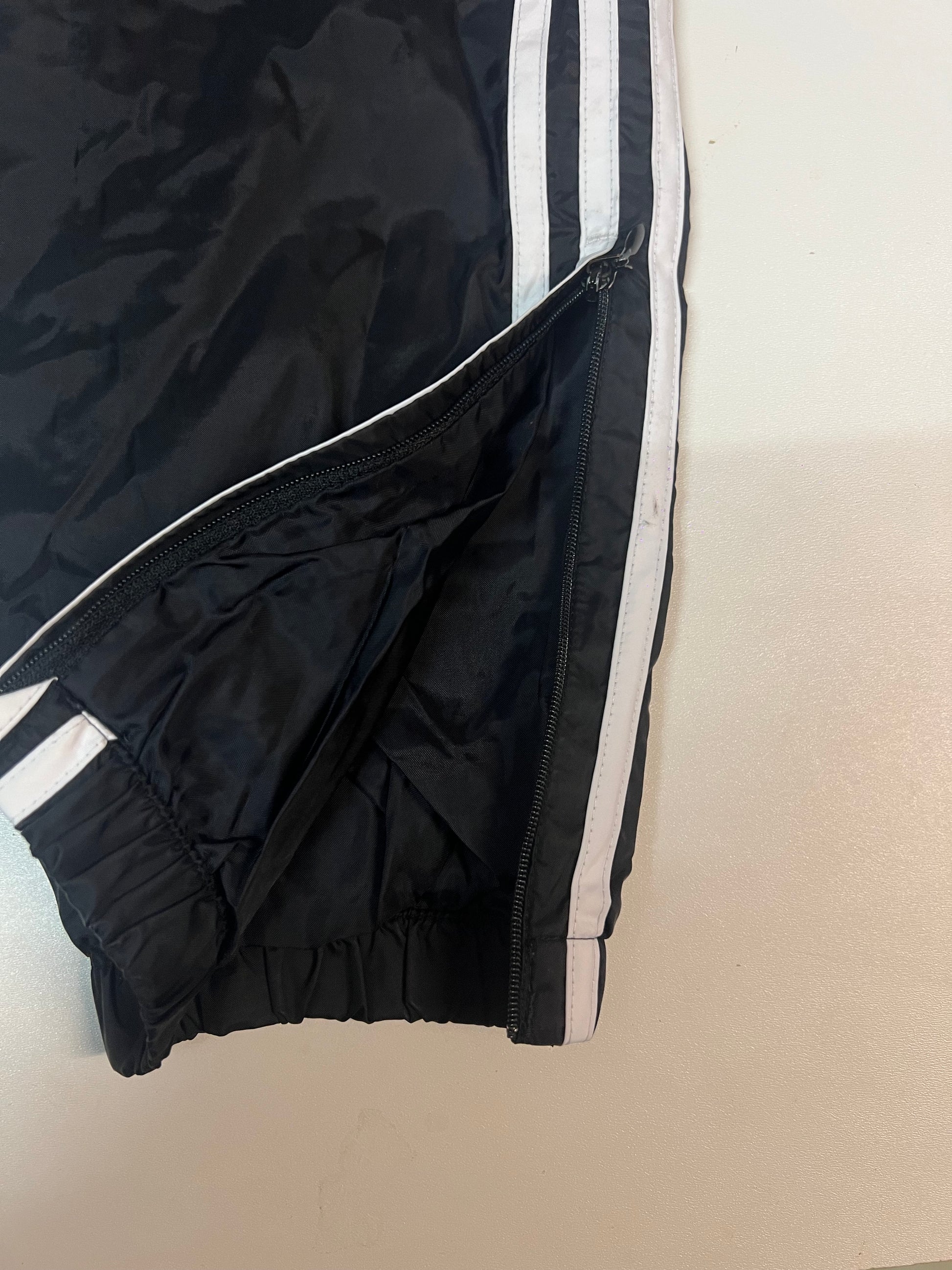 Entdecke unsere Vintage Track Pants von Nike und anderen Marken, erhältlich bei Valuxery.de - Dein Shop für trendige Vintage - Kleidung. Unsere Track Pants sind aus hochwertigen Materialien und