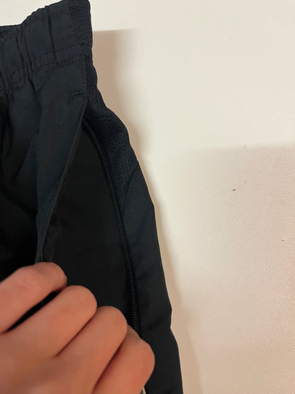 Entdecke unsere Vintage Track Pants von Nike und anderen Marken, erhältlich bei Valuxery.de - Dein Shop für trendige Vintage - Kleidung. Unsere Track Pants sind aus hochwertigen Materialien und