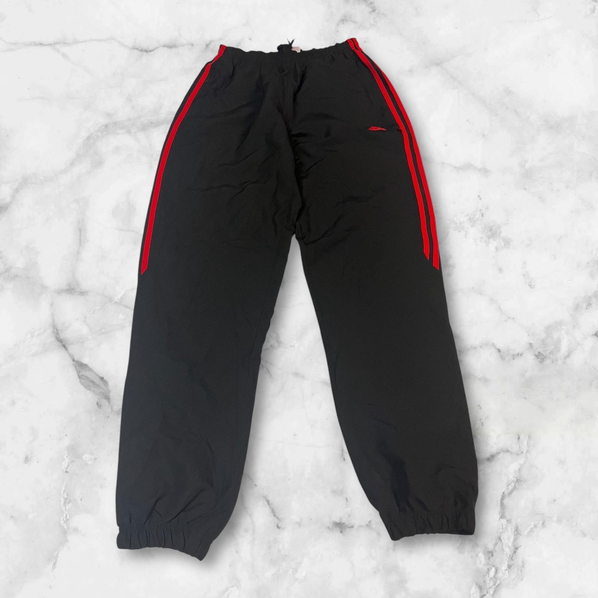 Entdecke unsere Vintage Track Pants von Nike und anderen Marken, erhältlich bei Valuxery.de - Dein Shop für trendige Vintage - Kleidung. Unsere Track Pants sind aus hochwertigen Materialien und