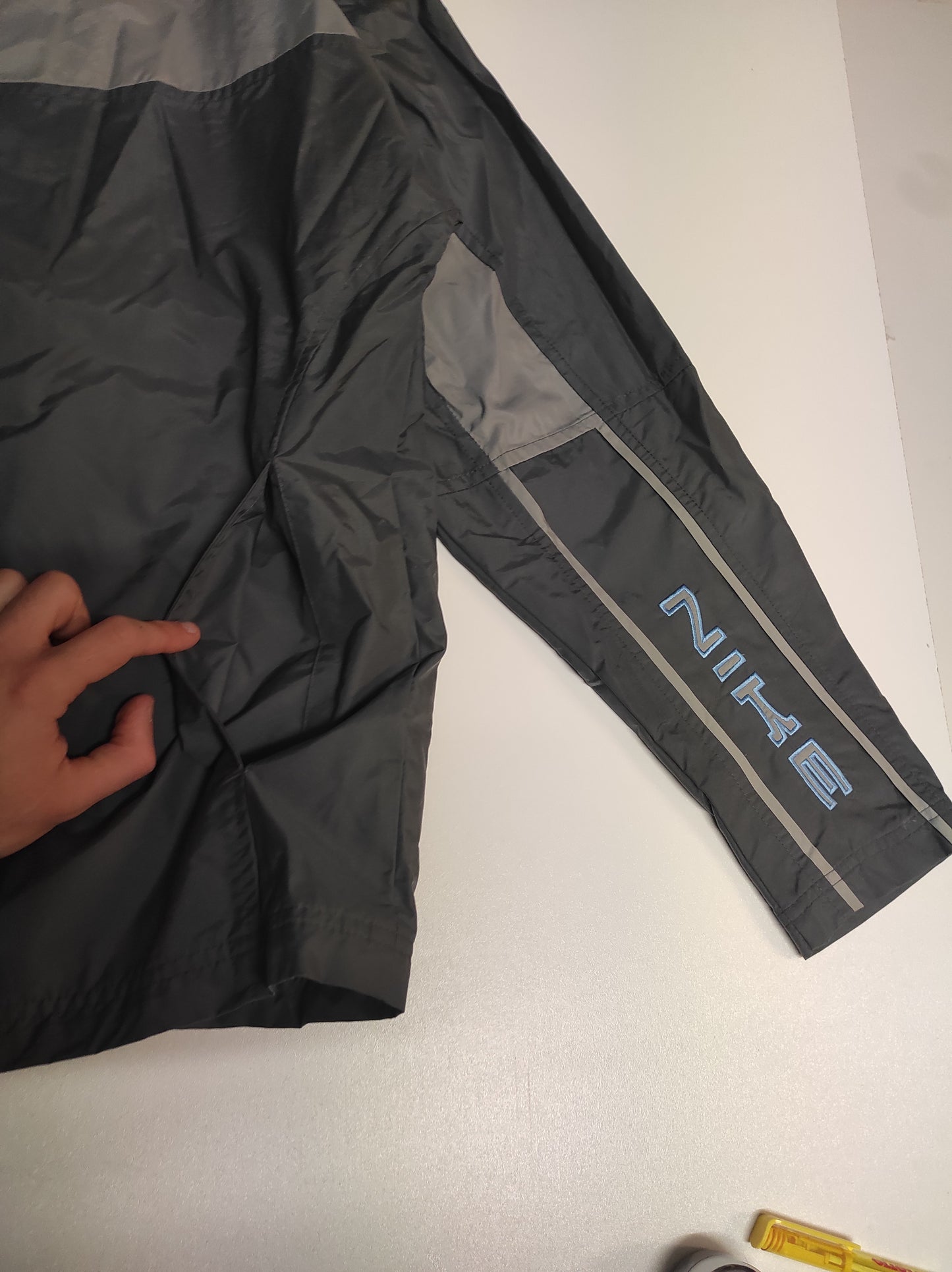Entdecke unsere Vintage Track Pants von Nike und anderen Marken, erhältlich bei Valuxery.de - Dein Shop für trendige Vintage - Kleidung. Unsere Track Pants sind aus hochwertigen Materialien und