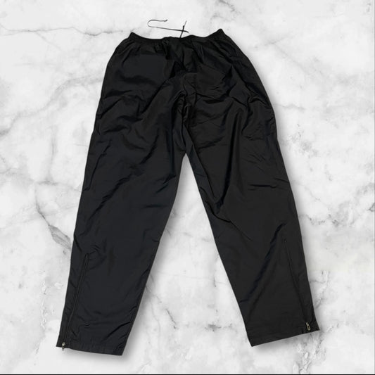 Entdecke unsere Vintage Track Pants von Nike und anderen Marken, erhältlich bei Valuxery.de - Dein Shop für trendige Vintage - Kleidung. Unsere Track Pants sind aus hochwertigen Materialien und