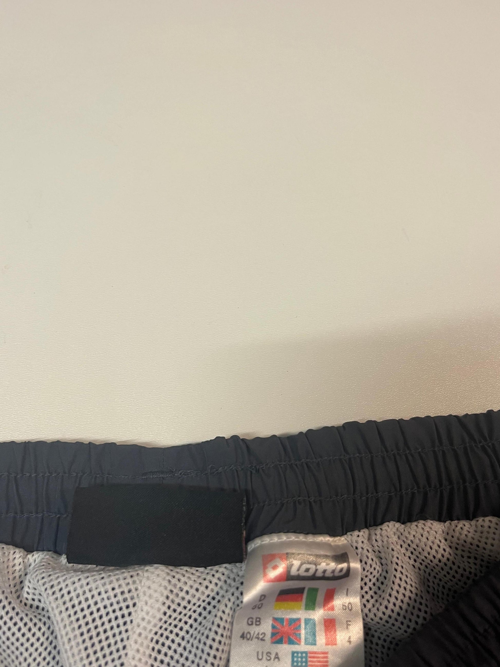 Entdecke unsere Vintage Track Pants von Nike und anderen Marken, erhältlich bei Valuxery.de - Dein Shop für trendige Vintage - Kleidung. Unsere Track Pants sind aus hochwertigen Materialien und