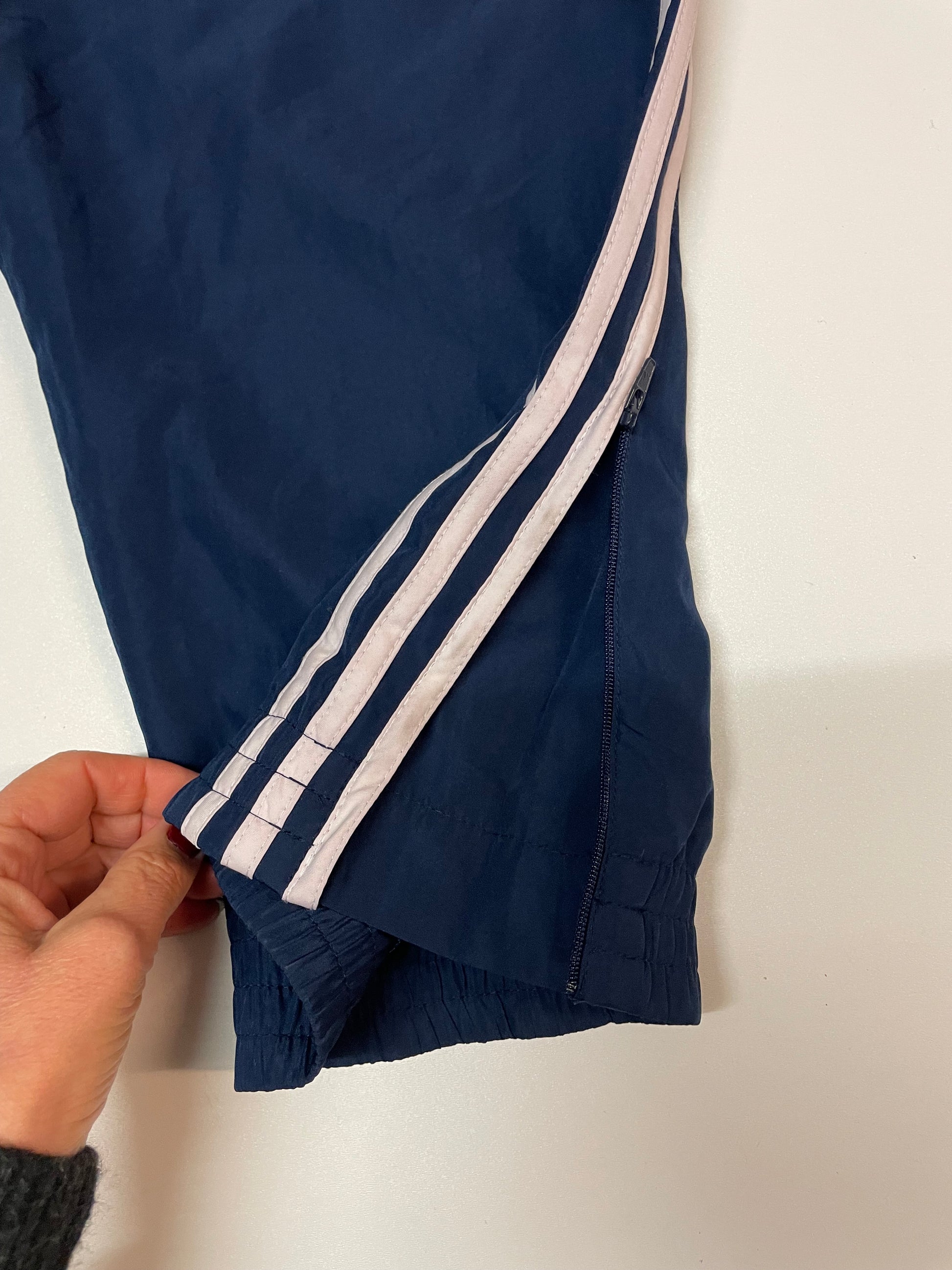 Entdecke unsere Vintage Track Pants von Nike und anderen Marken, erhältlich bei Valuxery.de - Dein Shop für trendige Vintage - Kleidung. Unsere Track Pants sind aus hochwertigen Materialien und
