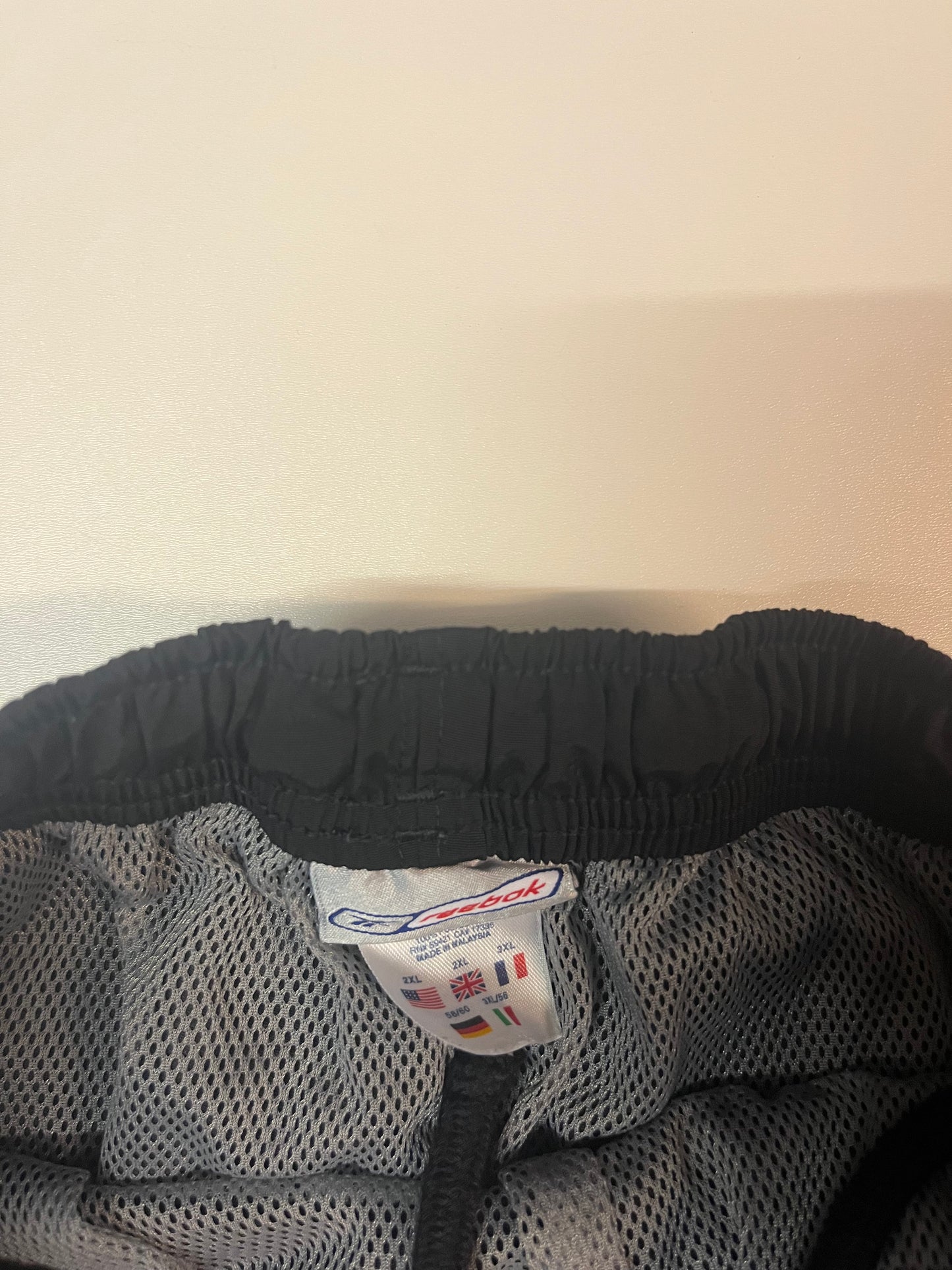 Entdecke unsere Vintage Track Pants von Nike und anderen Marken, erhältlich bei Valuxery.de - Dein Shop für trendige Vintage - Kleidung. Unsere Track Pants sind aus hochwertigen Materialien und