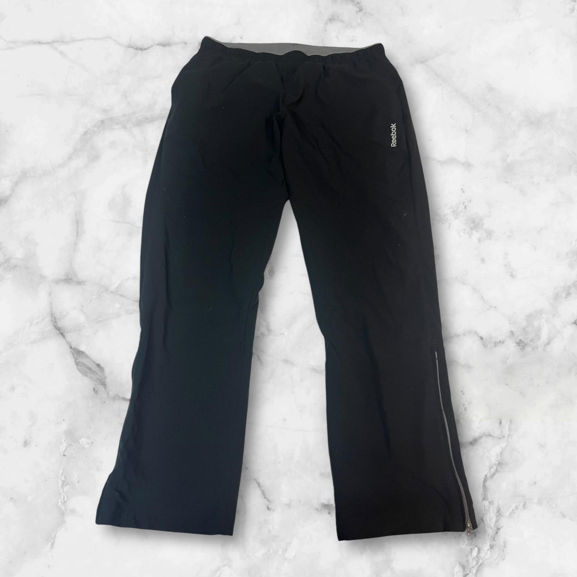 Entdecke unsere Vintage Track Pants von Nike und anderen Marken, erhältlich bei Valuxery.de - Dein Shop für trendige Vintage - Kleidung. Unsere Track Pants sind aus hochwertigen Materialien und