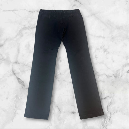 Entdecke unsere Vintage Track Pants von Nike und anderen Marken, erhältlich bei Valuxery.de - Dein Shop für trendige Vintage - Kleidung. Unsere Track Pants sind aus hochwertigen Materialien und