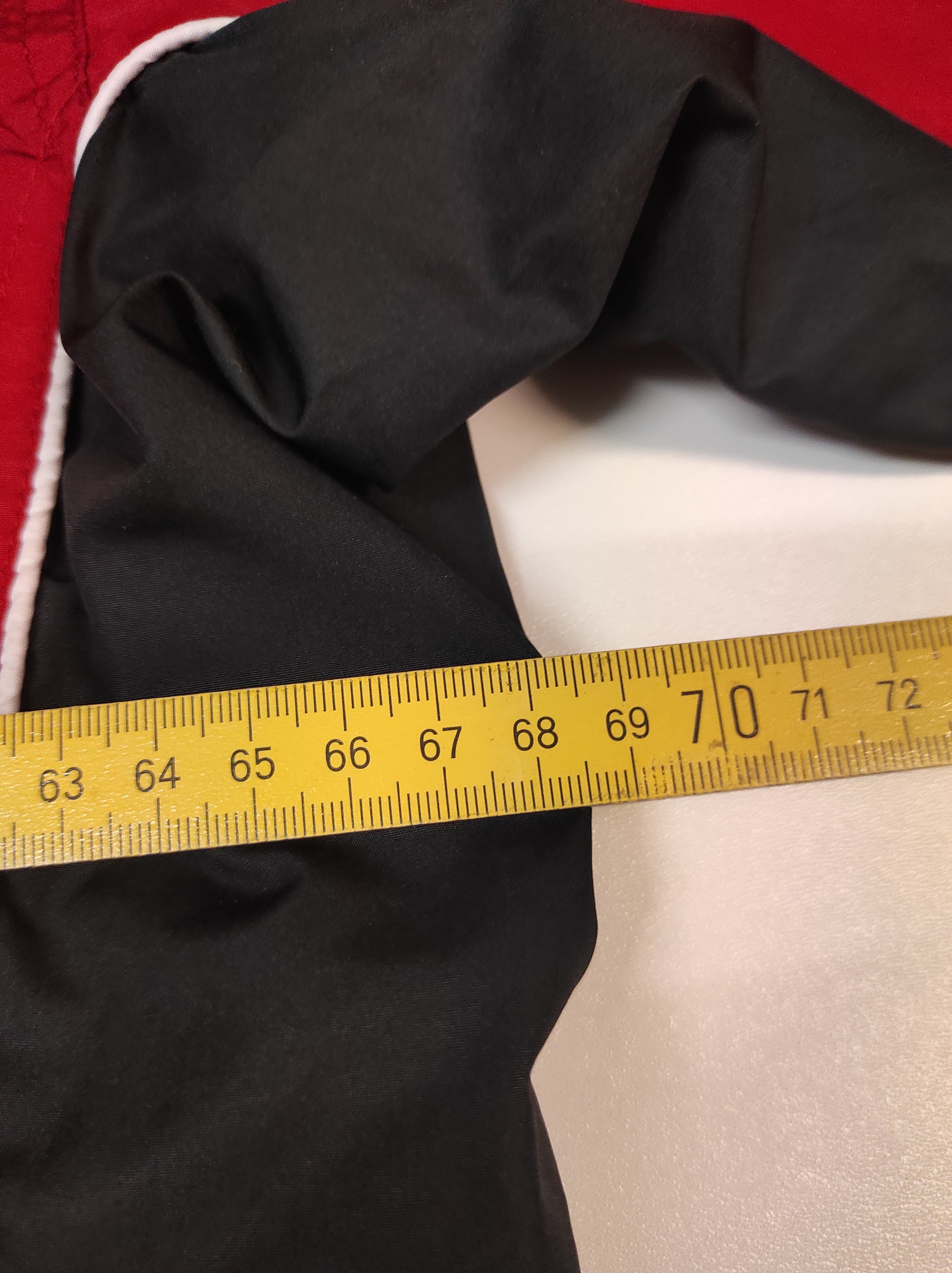 Entdecke unsere Vintage Track Pants von Nike und anderen Marken, erhältlich bei Valuxery.de - Dein Shop für trendige Vintage - Kleidung. Unsere Track Pants sind aus hochwertigen Materialien und
