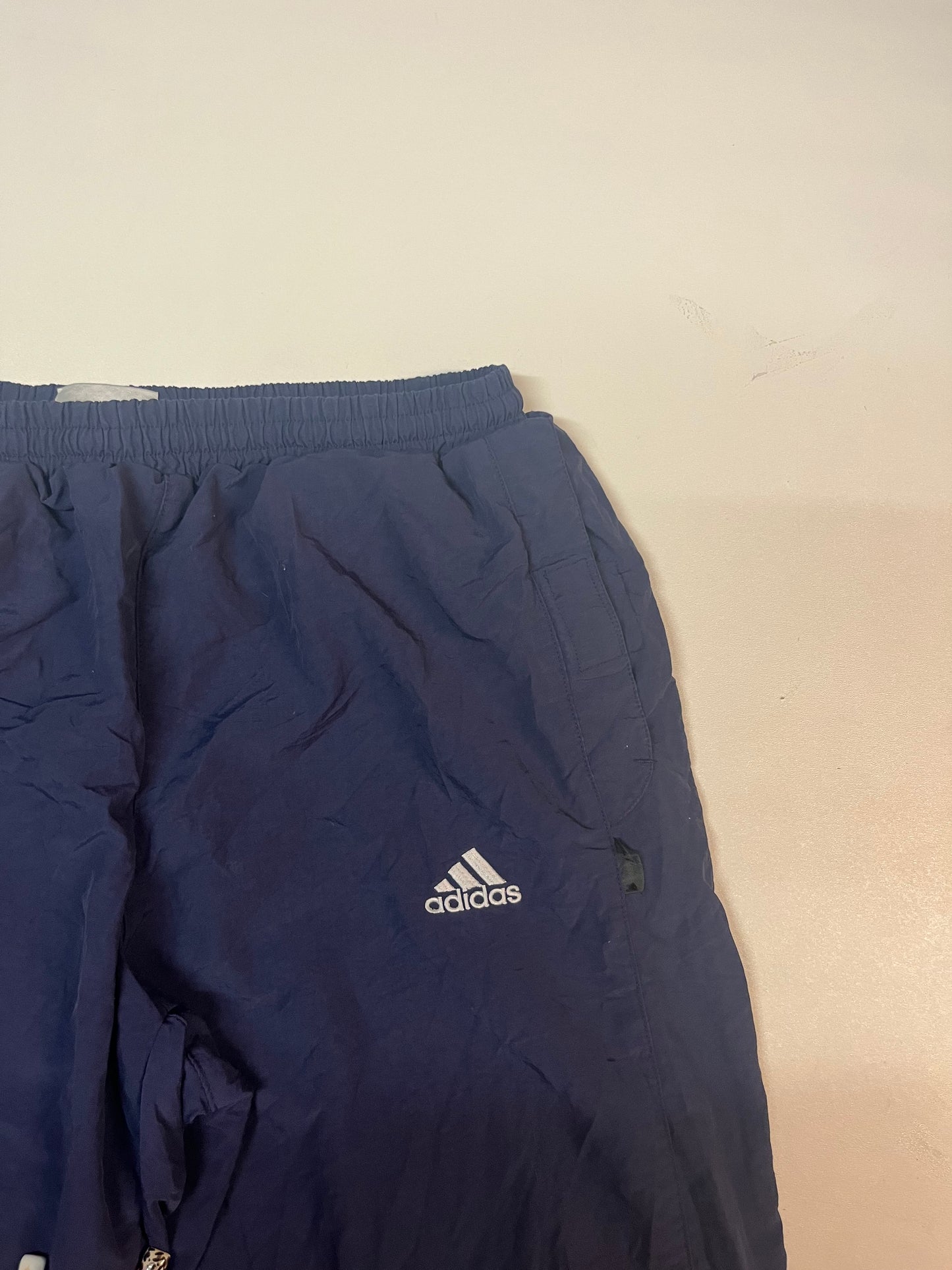 Entdecke unsere Vintage Track Pants von Nike und anderen Marken, erhältlich bei Valuxery.de - Dein Shop für trendige Vintage - Kleidung. Unsere Track Pants sind aus hochwertigen Materialien und