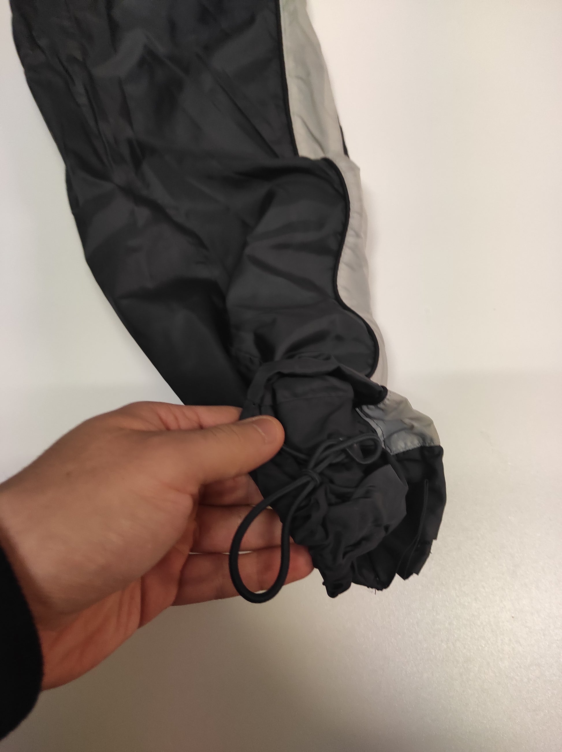 Entdecke unsere Vintage Track Pants von Nike und anderen Marken, erhältlich bei Valuxery.de - Dein Shop für trendige Vintage - Kleidung. Unsere Track Pants sind aus hochwertigen Materialien und