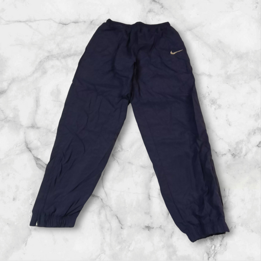 Entdecke unsere Vintage Track Pants von Nike und anderen Marken, erhältlich bei Valuxery.de - Dein Shop für trendige Vintage - Kleidung. Unsere Track Pants sind aus hochwertigen Materialien und