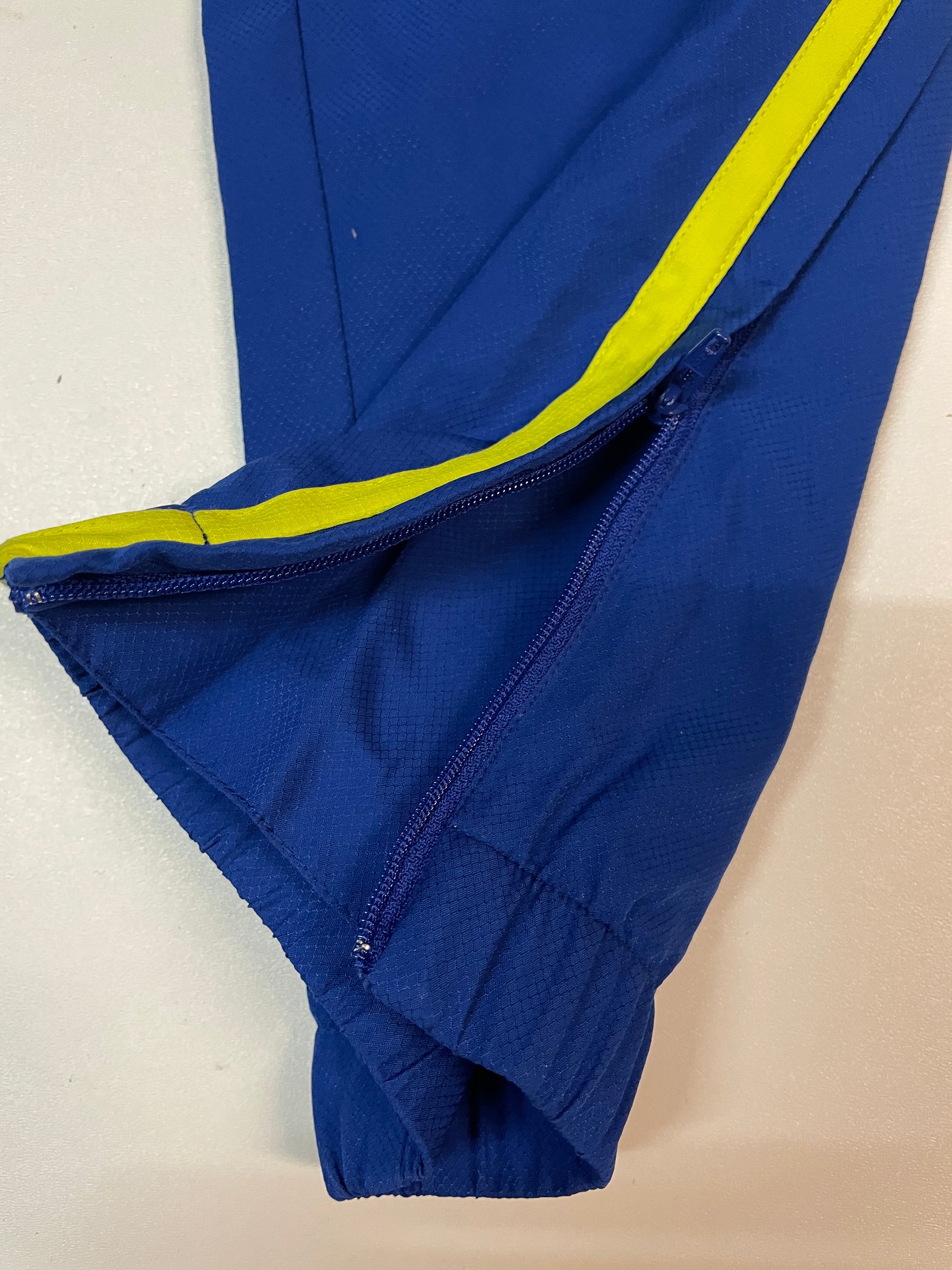 Entdecke unsere Vintage Track Pants von Nike und anderen Marken, erhältlich bei Valuxery.de - Dein Shop für trendige Vintage - Kleidung. Unsere Track Pants sind aus hochwertigen Materialien und