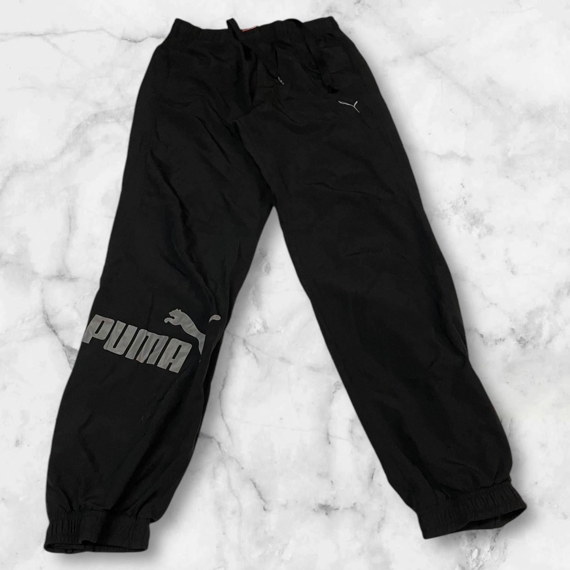Entdecke unsere Vintage Track Pants von Nike und anderen Marken, erhältlich bei Valuxery.de - Dein Shop für trendige Vintage - Kleidung. Unsere Track Pants sind aus hochwertigen Materialien und