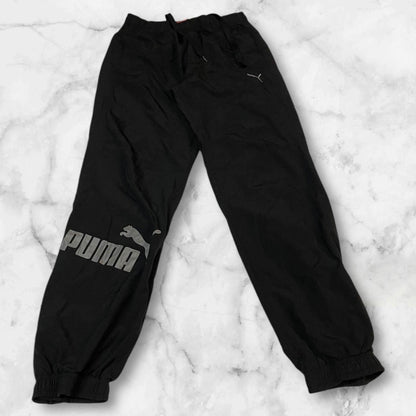 Entdecke unsere Vintage Track Pants von Nike und anderen Marken, erhältlich bei Valuxery.de - Dein Shop für trendige Vintage - Kleidung. Unsere Track Pants sind aus hochwertigen Materialien und