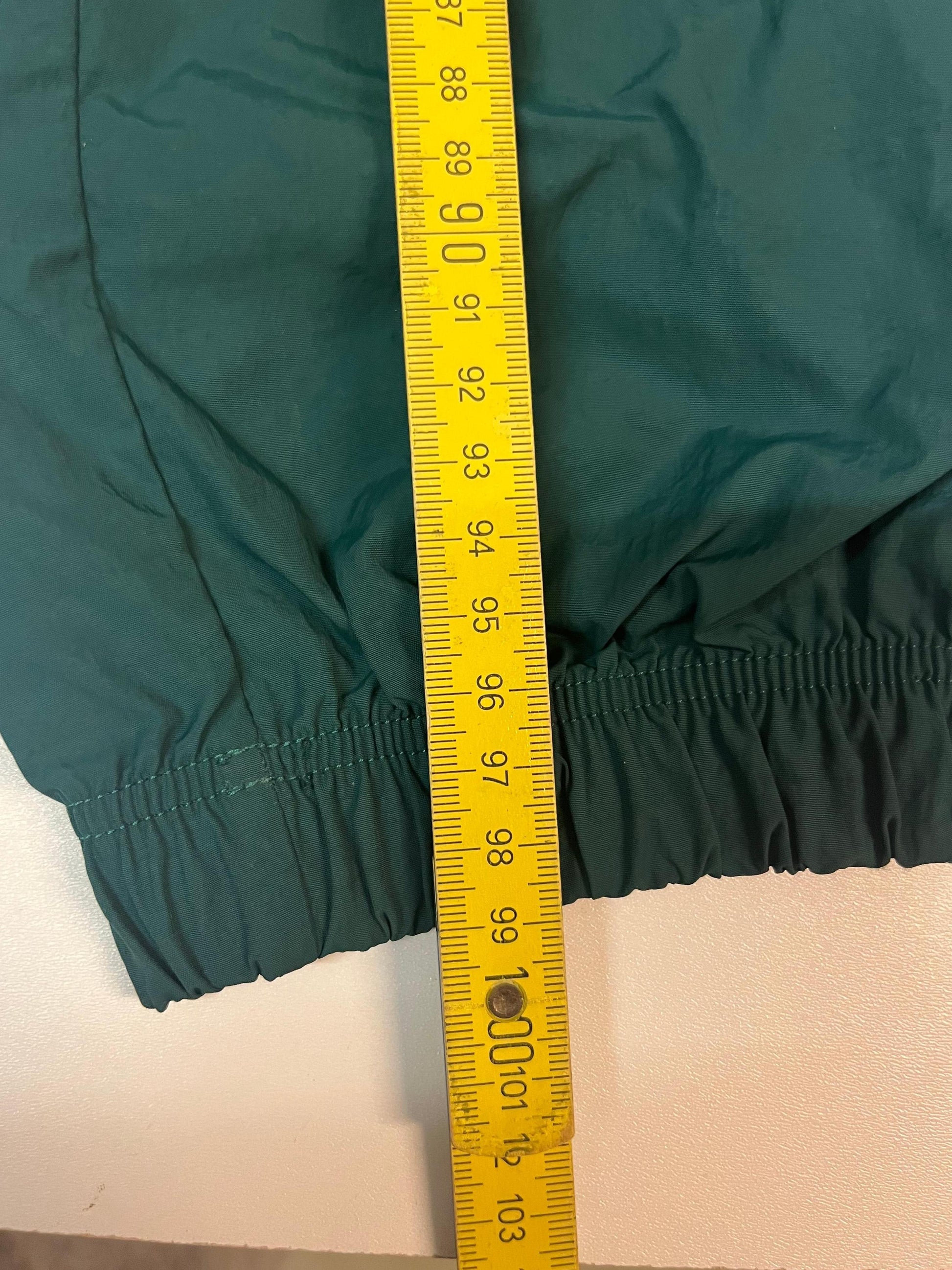 Entdecke unsere Vintage Track Pants von Nike und anderen Marken, erhältlich bei Valuxery.de - Dein Shop für trendige Vintage - Kleidung. Unsere Track Pants sind aus hochwertigen Materialien und