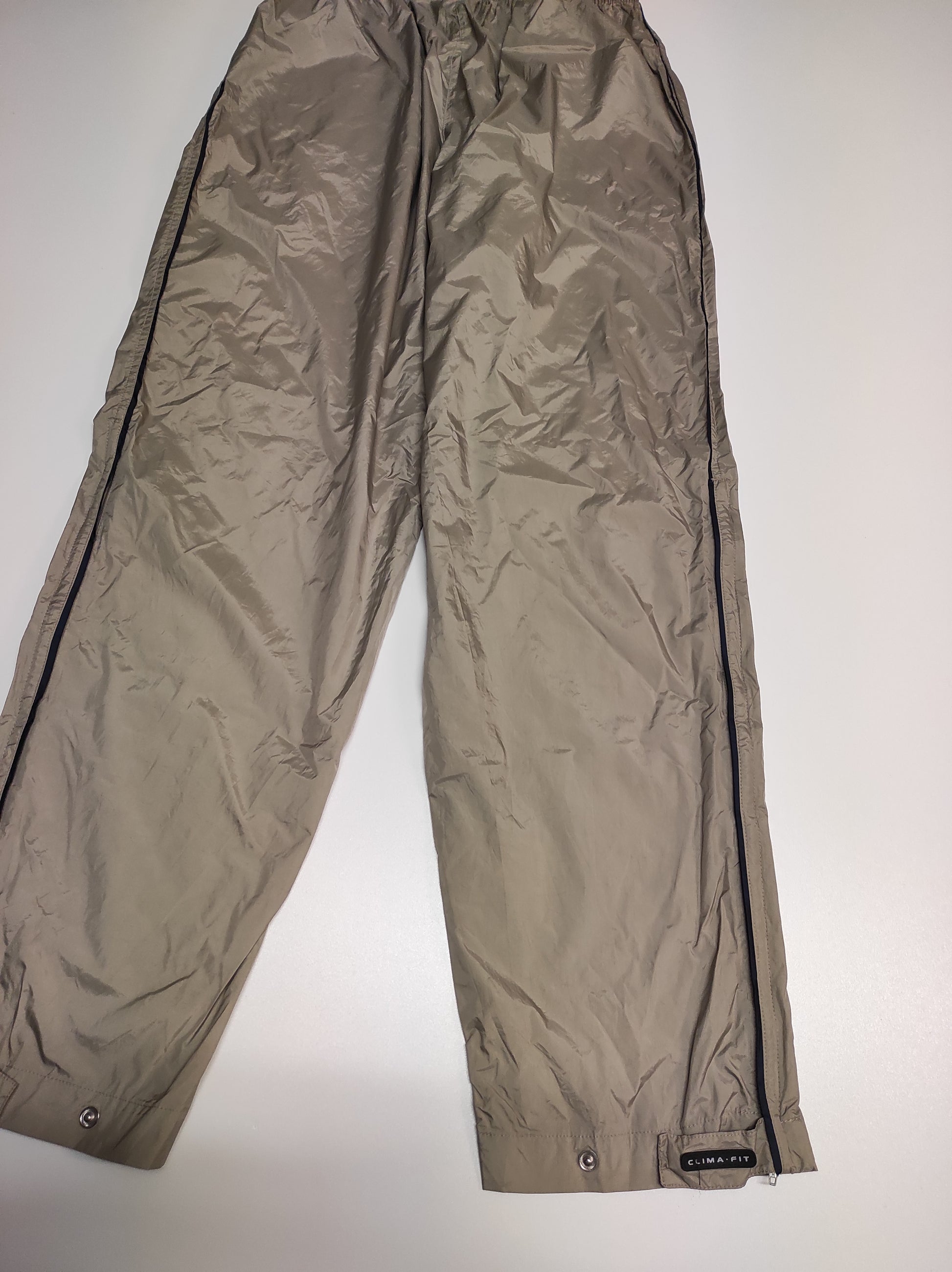 Entdecke unsere Vintage Track Pants von Nike und anderen Marken, erhältlich bei Valuxery.de - Dein Shop für trendige Vintage - Kleidung. Unsere Track Pants sind aus hochwertigen Materialien und
