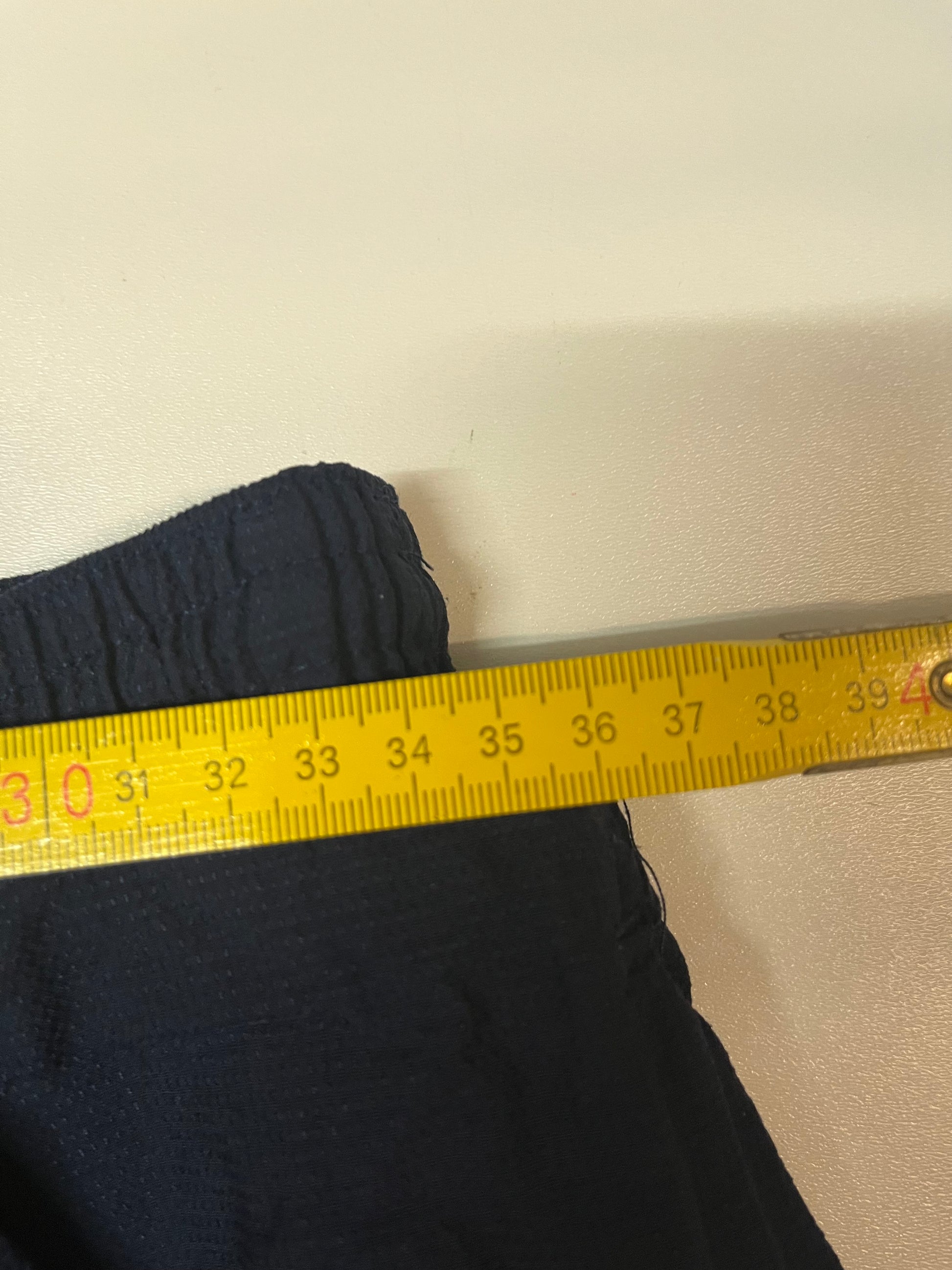 Entdecke unsere Vintage Track Pants von Nike und anderen Marken, erhältlich bei Valuxery.de - Dein Shop für trendige Vintage - Kleidung. Unsere Track Pants sind aus hochwertigen Materialien und