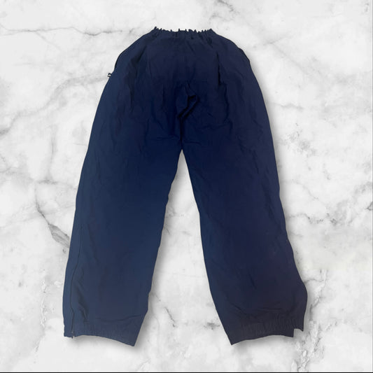 Entdecke unsere Vintage Track Pants von Nike und anderen Marken, erhältlich bei Valuxery.de - Dein Shop für trendige Vintage - Kleidung. Unsere Track Pants sind aus hochwertigen Materialien und