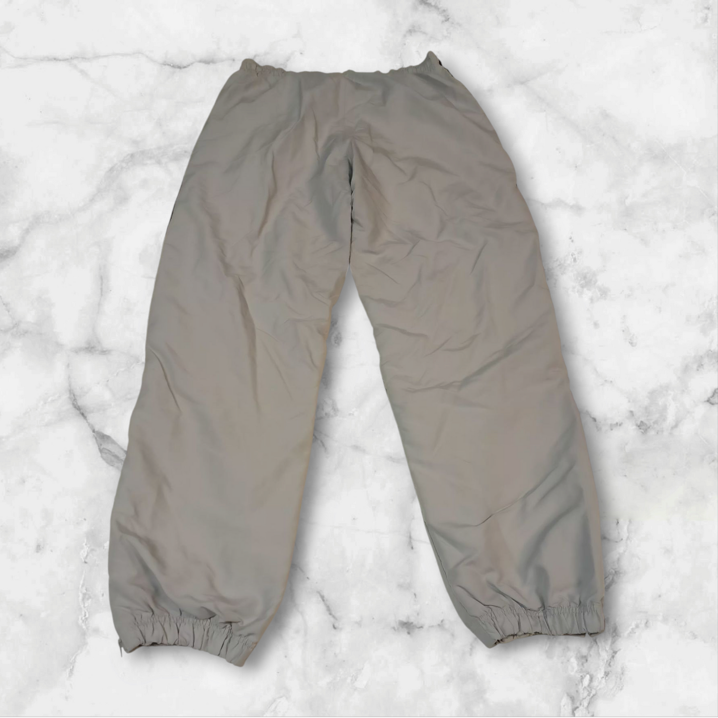 Entdecke unsere Vintage Track Pants von Nike und anderen Marken, erhältlich bei Valuxery.de - Dein Shop für trendige Vintage - Kleidung. Unsere Track Pants sind aus hochwertigen Materialien und