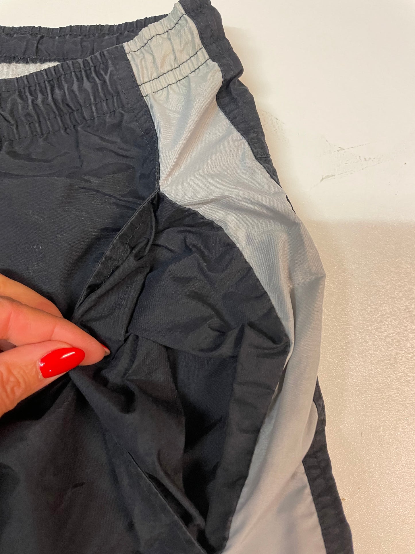 Entdecke unsere Vintage Track Pants von Nike und anderen Marken, erhältlich bei Valuxery.de - Dein Shop für trendige Vintage - Kleidung. Unsere Track Pants sind aus hochwertigen Materialien und