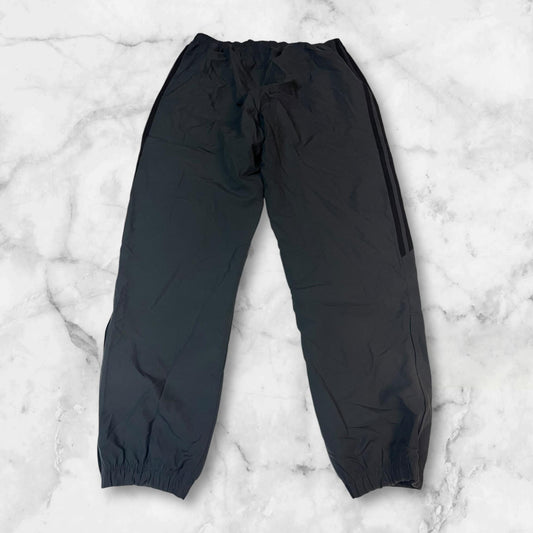 Entdecke unsere Vintage Track Pants von Nike und anderen Marken, erhältlich bei Valuxery.de - Dein Shop für trendige Vintage - Kleidung. Unsere Track Pants sind aus hochwertigen Materialien und