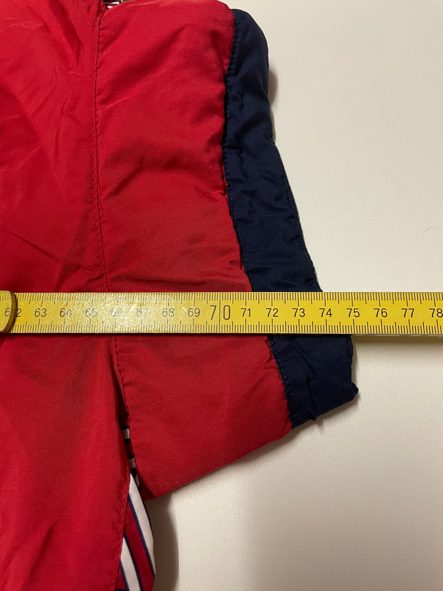 Entdecke unsere Vintage Track Pants von Nike und anderen Marken, erhältlich bei Valuxery.de - Dein Shop für trendige Vintage - Kleidung. Unsere Track Pants sind aus hochwertigen Materialien und