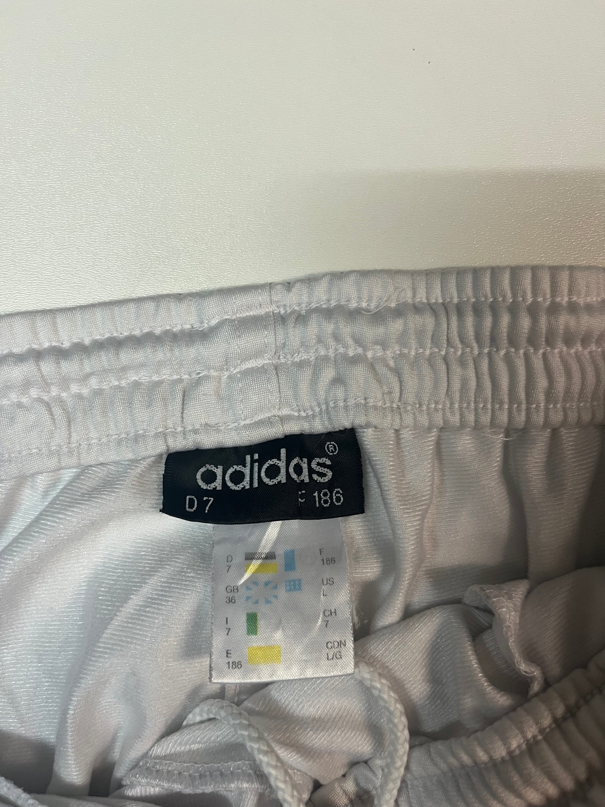 Entdecke unsere Vintage Track Pants von Nike und anderen Marken, erhältlich bei Valuxery.de - Dein Shop für trendige Vintage - Kleidung. Unsere Track Pants sind aus hochwertigen Materialien und