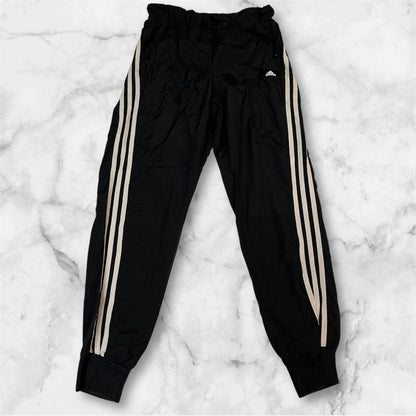 Entdecke unsere Vintage Track Pants von Nike und anderen Marken, erhältlich bei Valuxery.de - Dein Shop für trendige Vintage - Kleidung. Unsere Track Pants sind aus hochwertigen Materialien und