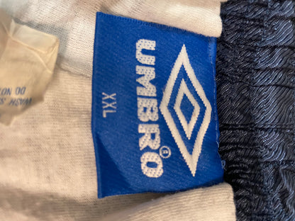 Entdecke unsere Vintage Track Pants von Nike und anderen Marken, erhältlich bei Valuxery.de - Dein Shop für trendige Vintage - Kleidung. Unsere Track Pants sind aus hochwertigen Materialien und