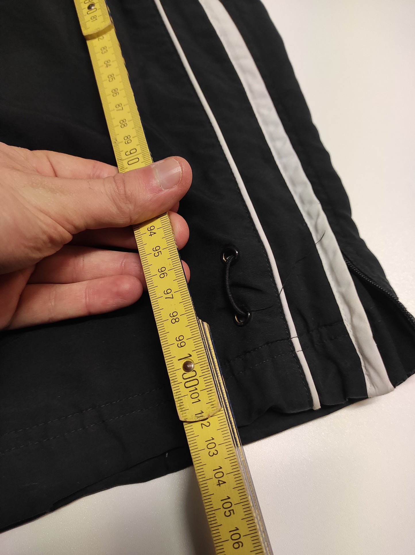 Entdecke unsere Vintage Track Pants von Nike und anderen Marken, erhältlich bei Valuxery.de - Dein Shop für trendige Vintage - Kleidung. Unsere Track Pants sind aus hochwertigen Materialien und