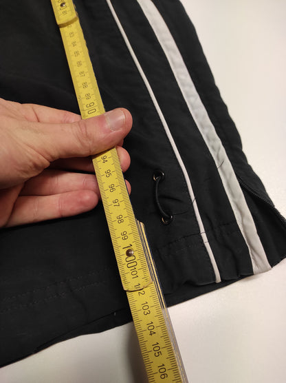 Entdecke unsere Vintage Track Pants von Nike und anderen Marken, erhältlich bei Valuxery.de - Dein Shop für trendige Vintage - Kleidung. Unsere Track Pants sind aus hochwertigen Materialien und