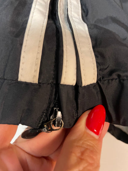 Entdecke unsere Vintage Track Pants von Nike und anderen Marken, erhältlich bei Valuxery.de - Dein Shop für trendige Vintage - Kleidung. Unsere Track Pants sind aus hochwertigen Materialien und