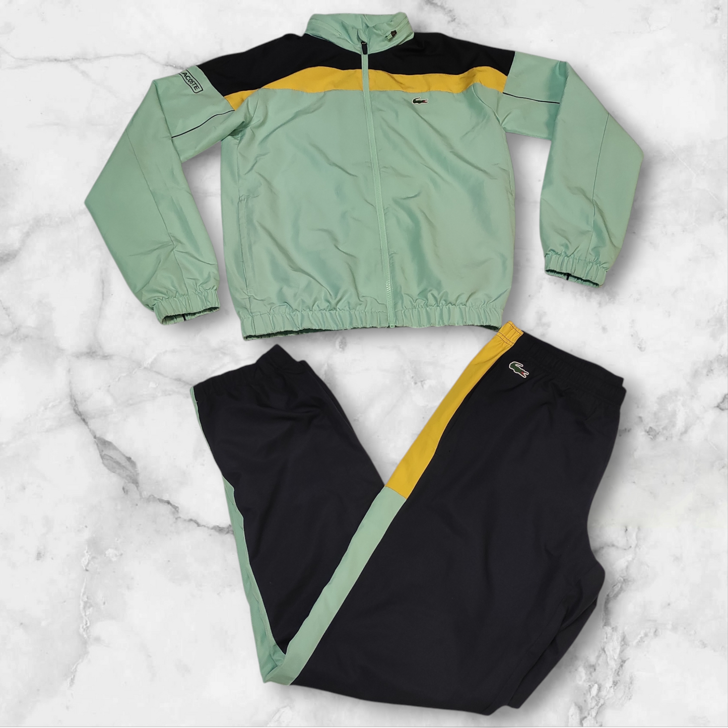 Entdecke unsere Vintage Track Pants von Nike und anderen Marken, erhältlich bei Valuxery.de - Dein Shop für trendige Vintage - Kleidung. Unsere Track Pants sind aus hochwertigen Materialien und