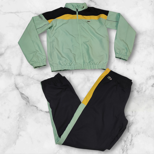 Entdecke unsere Vintage Track Pants von Nike und anderen Marken, erhältlich bei Valuxery.de - Dein Shop für trendige Vintage - Kleidung. Unsere Track Pants sind aus hochwertigen Materialien und