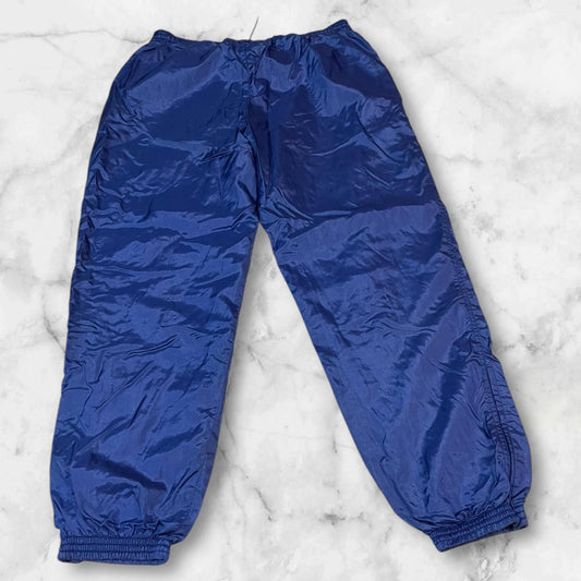 Entdecke unsere Vintage Track Pants von Nike und anderen Marken, erhältlich bei Valuxery.de - Dein Shop für trendige Vintage - Kleidung. Unsere Track Pants sind aus hochwertigen Materialien und