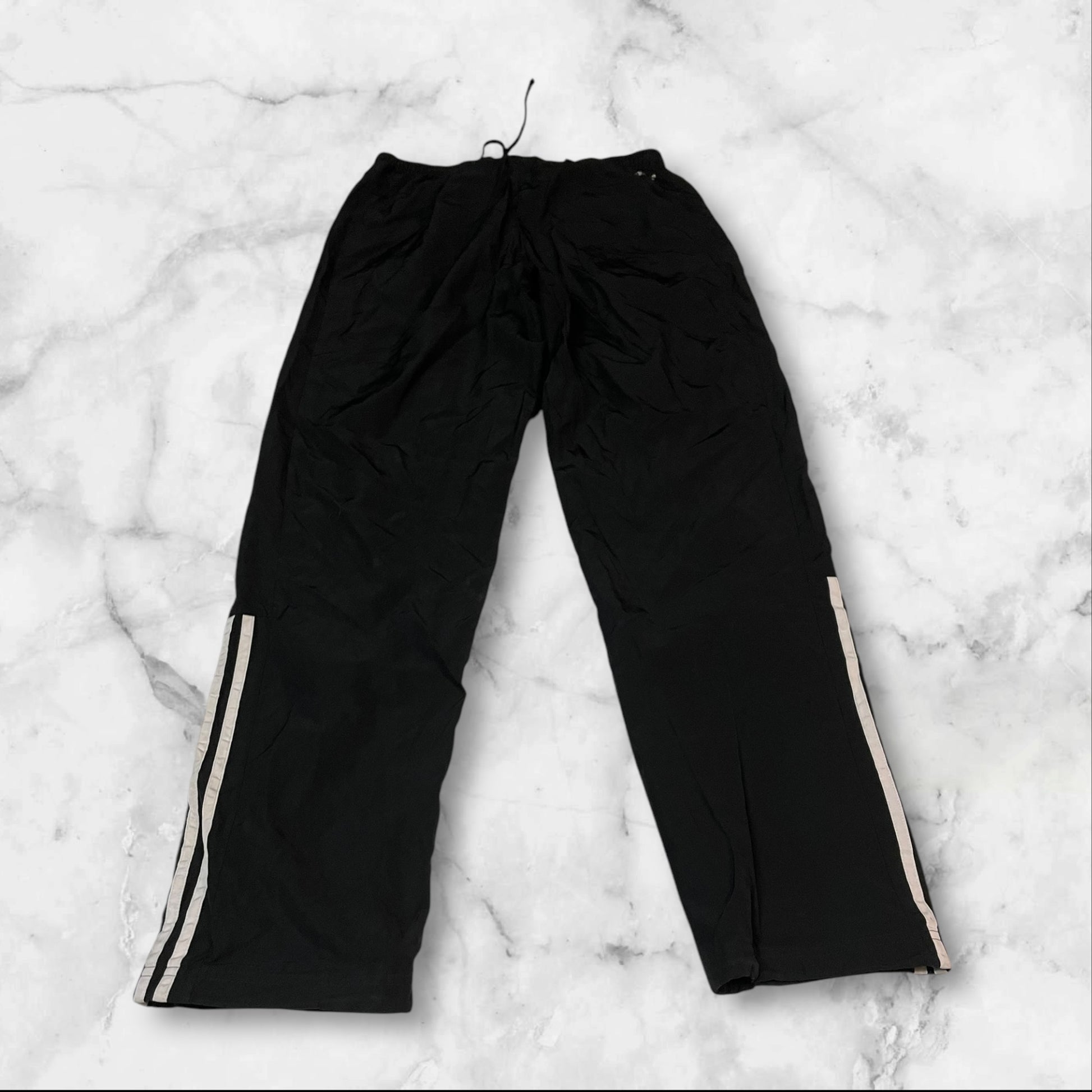 Entdecke unsere Vintage Track Pants von Nike und anderen Marken, erhältlich bei Valuxery.de - Dein Shop für trendige Vintage - Kleidung. Unsere Track Pants sind aus hochwertigen Materialien und