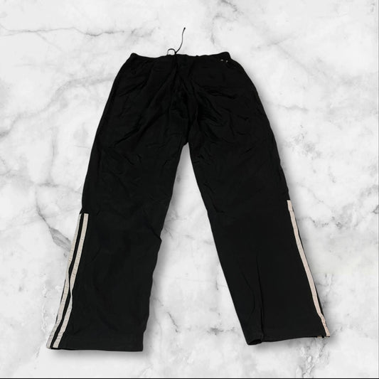 Entdecke unsere Vintage Track Pants von Nike und anderen Marken, erhältlich bei Valuxery.de - Dein Shop für trendige Vintage - Kleidung. Unsere Track Pants sind aus hochwertigen Materialien und