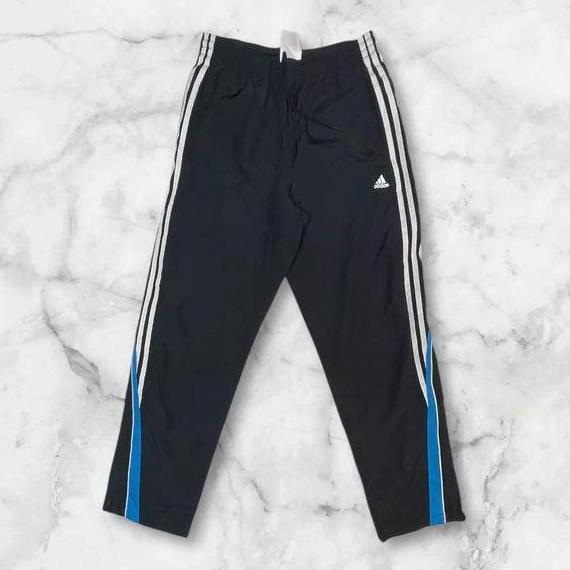 Entdecke unsere Vintage Track Pants von Nike und anderen Marken, erhältlich bei Valuxery.de - Dein Shop für trendige Vintage - Kleidung. Unsere Track Pants sind aus hochwertigen Materialien und