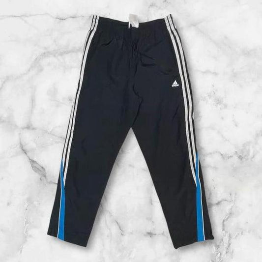 Entdecke unsere Vintage Track Pants von Nike und anderen Marken, erhältlich bei Valuxery.de - Dein Shop für trendige Vintage - Kleidung. Unsere Track Pants sind aus hochwertigen Materialien und