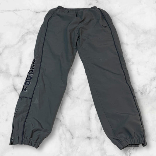 Entdecke unsere Vintage Track Pants von Nike und anderen Marken, erhältlich bei Valuxery.de - Dein Shop für trendige Vintage - Kleidung. Unsere Track Pants sind aus hochwertigen Materialien und