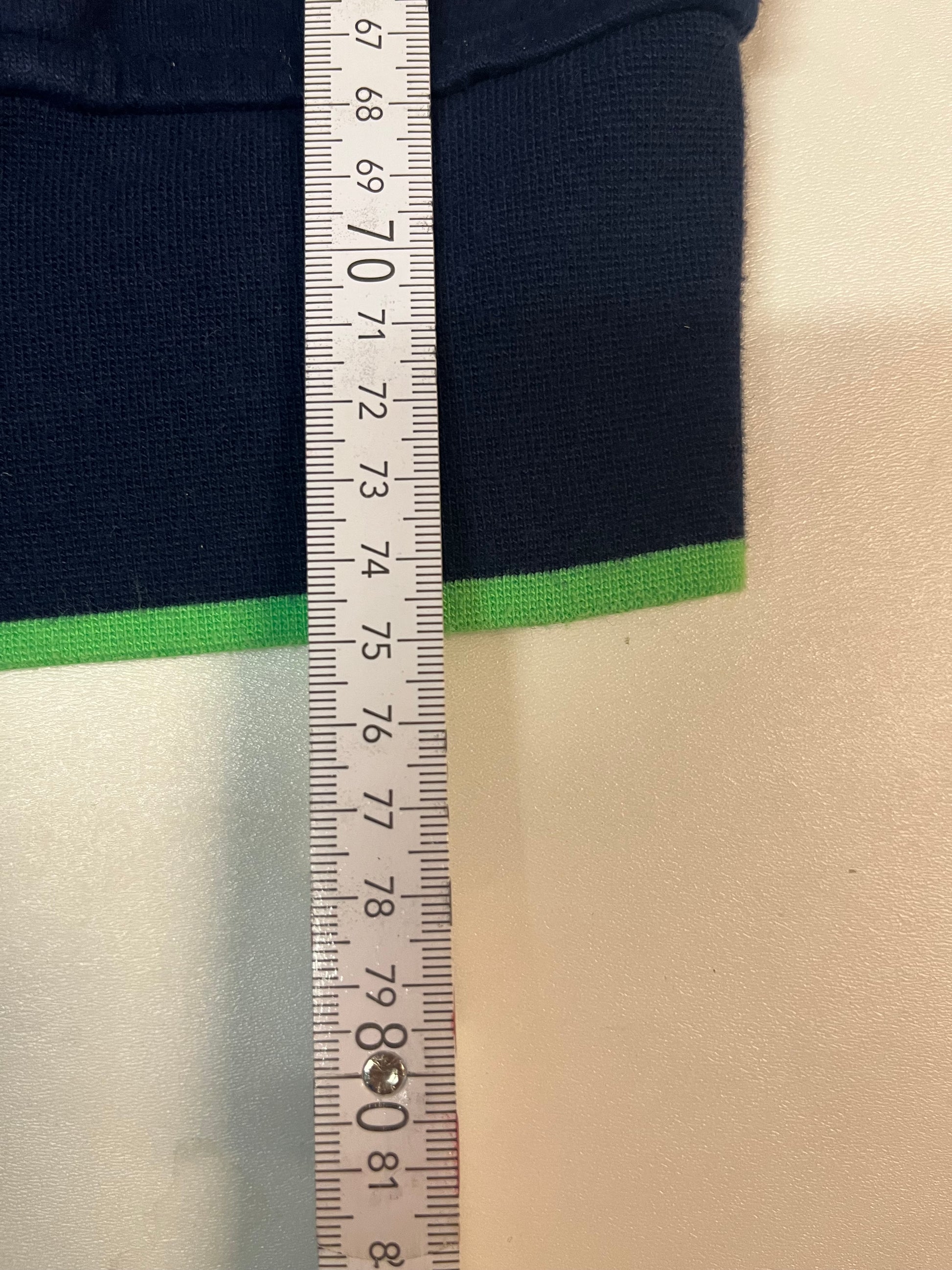 Entdecke unsere Vintage Track Pants von Nike und anderen Marken, erhältlich bei Valuxery.de - Dein Shop für trendige Vintage - Kleidung. Unsere Track Pants sind aus hochwertigen Materialien und