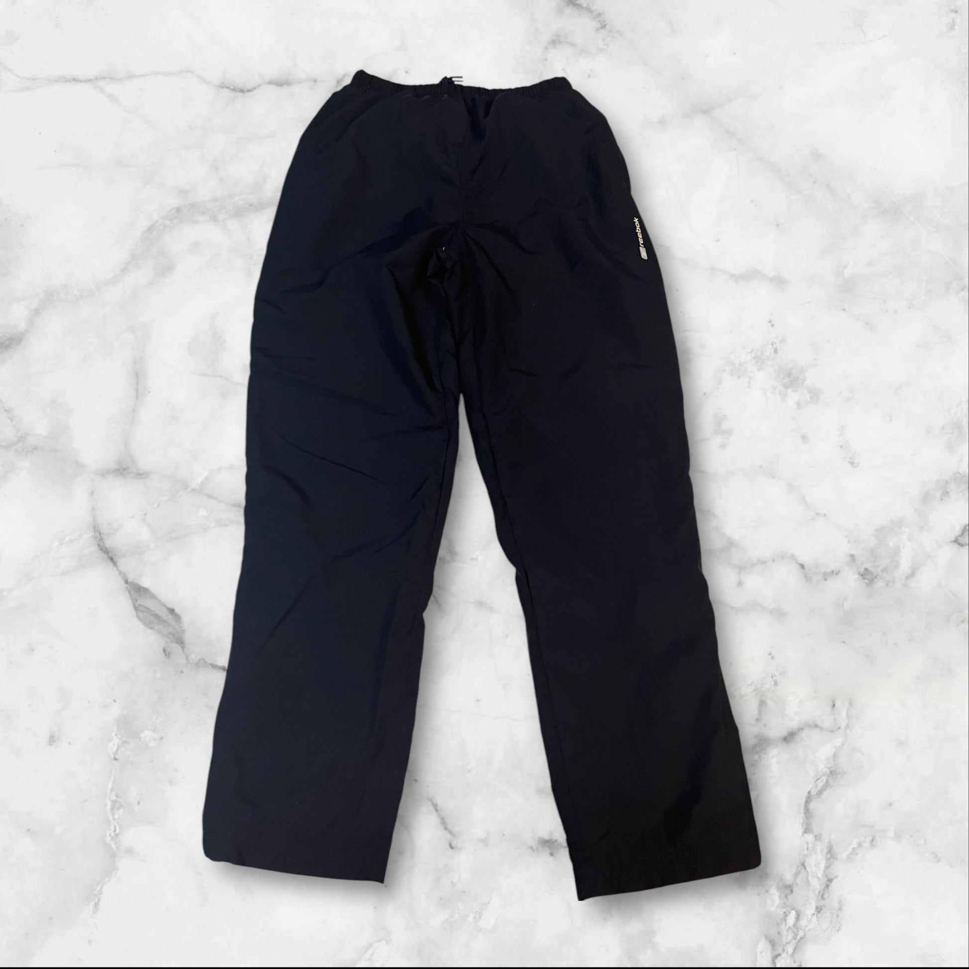 Entdecke unsere Vintage Track Pants von Nike und anderen Marken, erhältlich bei Valuxery.de - Dein Shop für trendige Vintage - Kleidung. Unsere Track Pants sind aus hochwertigen Materialien und