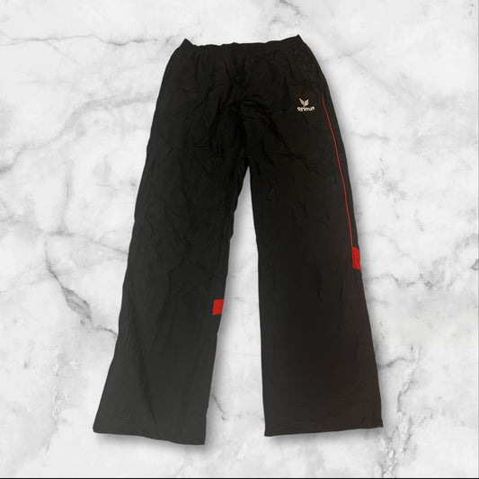 Entdecke unsere Vintage Track Pants von Nike und anderen Marken, erhältlich bei Valuxery.de - Dein Shop für trendige Vintage - Kleidung. Unsere Track Pants sind aus hochwertigen Materialien und
