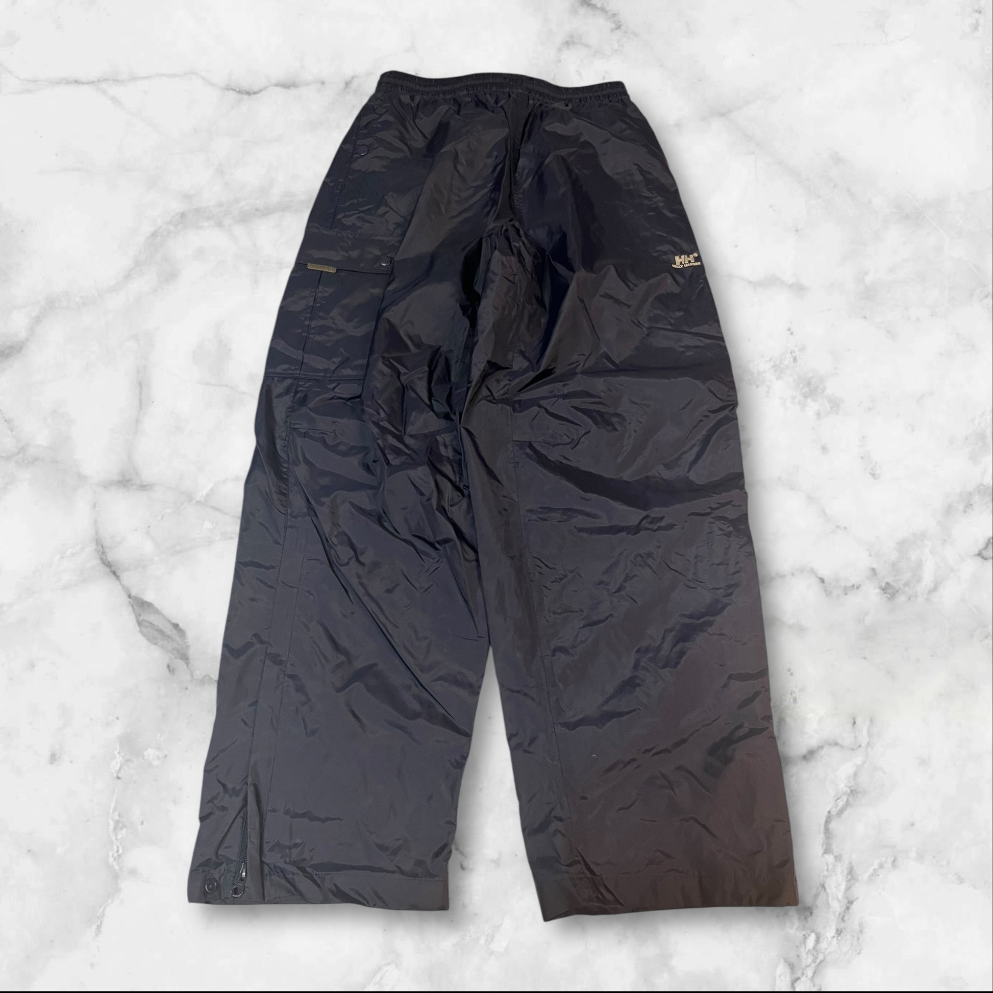 Entdecke unsere Vintage Track Pants von Nike und anderen Marken, erhältlich bei Valuxery.de - Dein Shop für trendige Vintage - Kleidung. Unsere Track Pants sind aus hochwertigen Materialien und