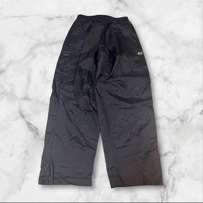 Entdecke unsere Vintage Track Pants von Nike und anderen Marken, erhältlich bei Valuxery.de - Dein Shop für trendige Vintage - Kleidung. Unsere Track Pants sind aus hochwertigen Materialien und