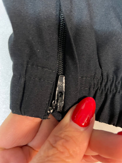 Entdecke unsere Vintage Track Pants von Nike und anderen Marken, erhältlich bei Valuxery.de - Dein Shop für trendige Vintage - Kleidung. Unsere Track Pants sind aus hochwertigen Materialien und