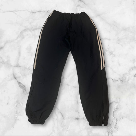 Entdecke unsere Vintage Track Pants von Nike und anderen Marken, erhältlich bei Valuxery.de - Dein Shop für trendige Vintage - Kleidung. Unsere Track Pants sind aus hochwertigen Materialien und