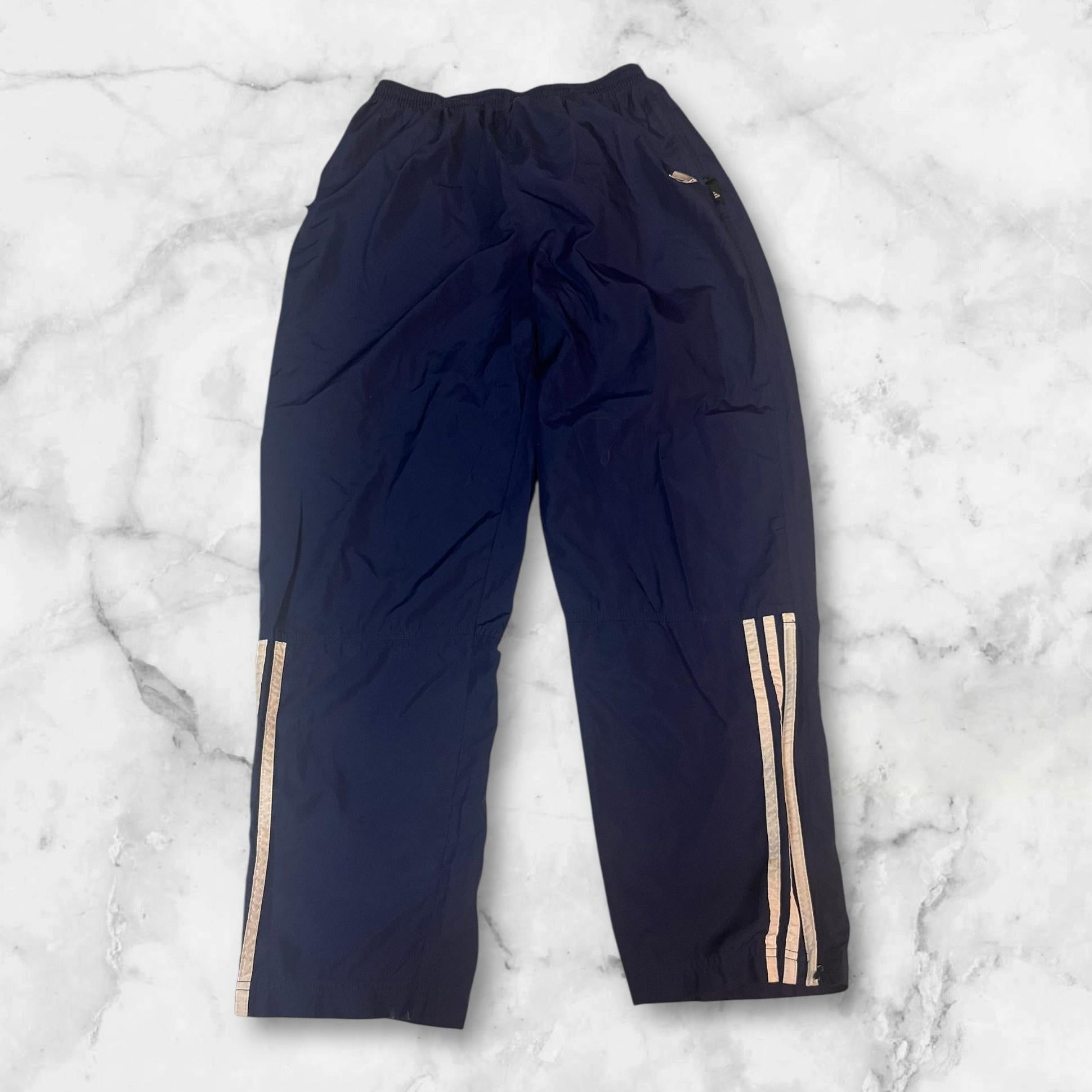 Entdecke unsere Vintage Track Pants von Nike und anderen Marken, erhältlich bei Valuxery.de - Dein Shop für trendige Vintage - Kleidung. Unsere Track Pants sind aus hochwertigen Materialien und