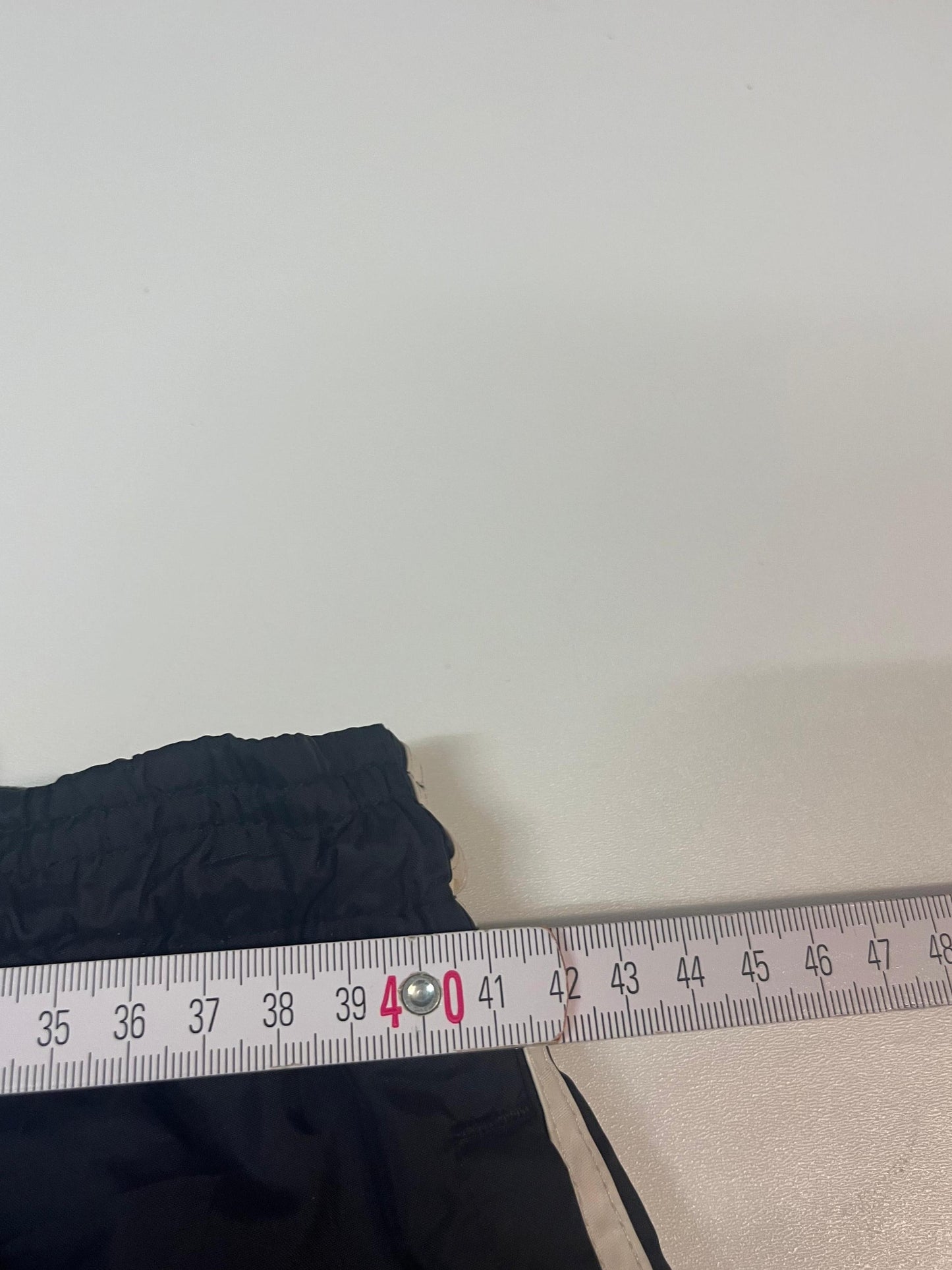 Entdecke unsere Vintage Track Pants von Nike und anderen Marken, erhältlich bei Valuxery.de - Dein Shop für trendige Vintage - Kleidung. Unsere Track Pants sind aus hochwertigen Materialien und