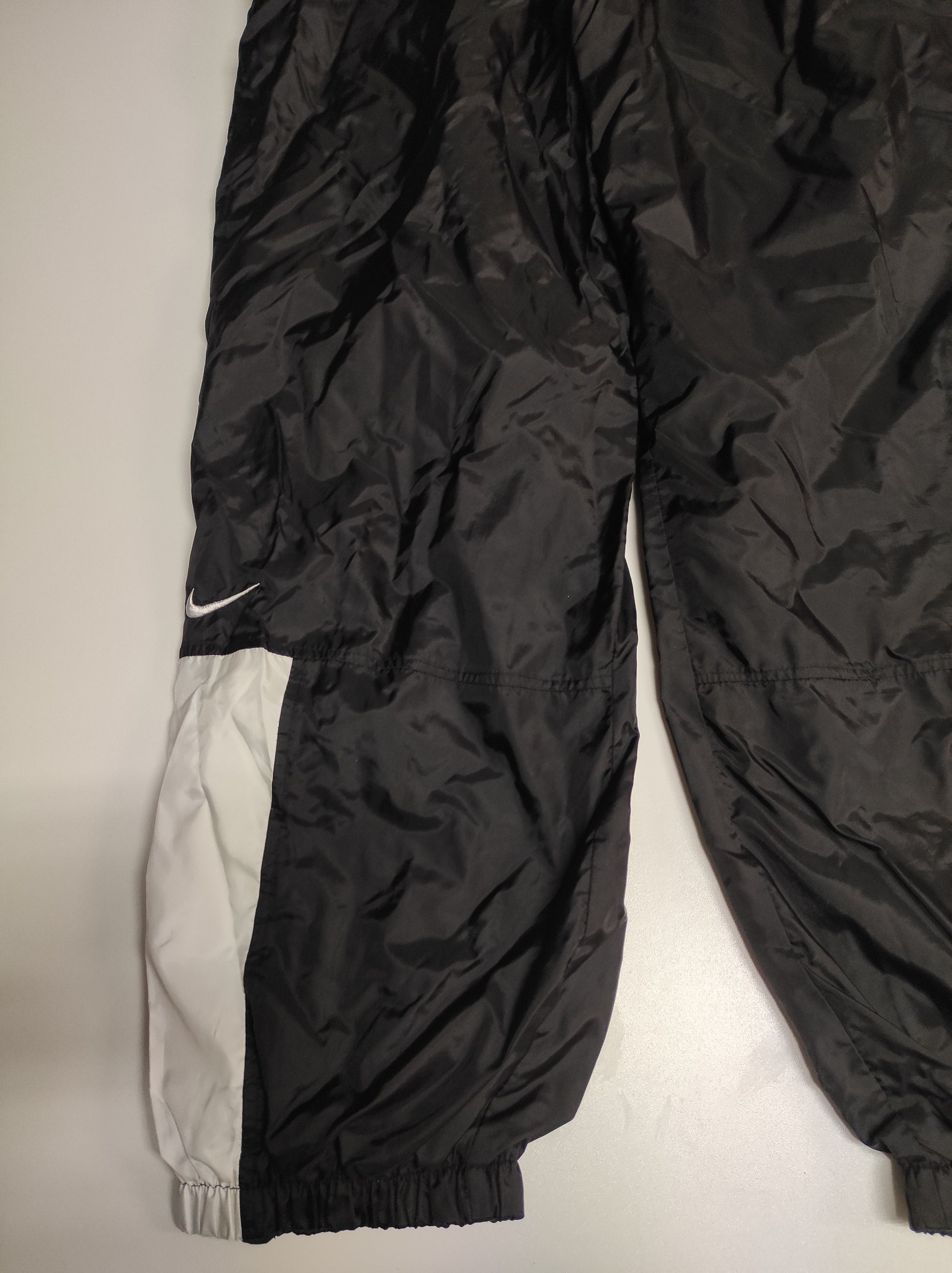 Entdecke unsere Vintage Track Pants von Nike und anderen Marken, erhältlich bei Valuxery.de - Dein Shop für trendige Vintage - Kleidung. Unsere Track Pants sind aus hochwertigen Materialien und