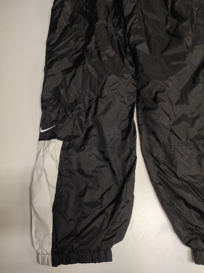 Entdecke unsere Vintage Track Pants von Nike und anderen Marken, erhältlich bei Valuxery.de - Dein Shop für trendige Vintage - Kleidung. Unsere Track Pants sind aus hochwertigen Materialien und